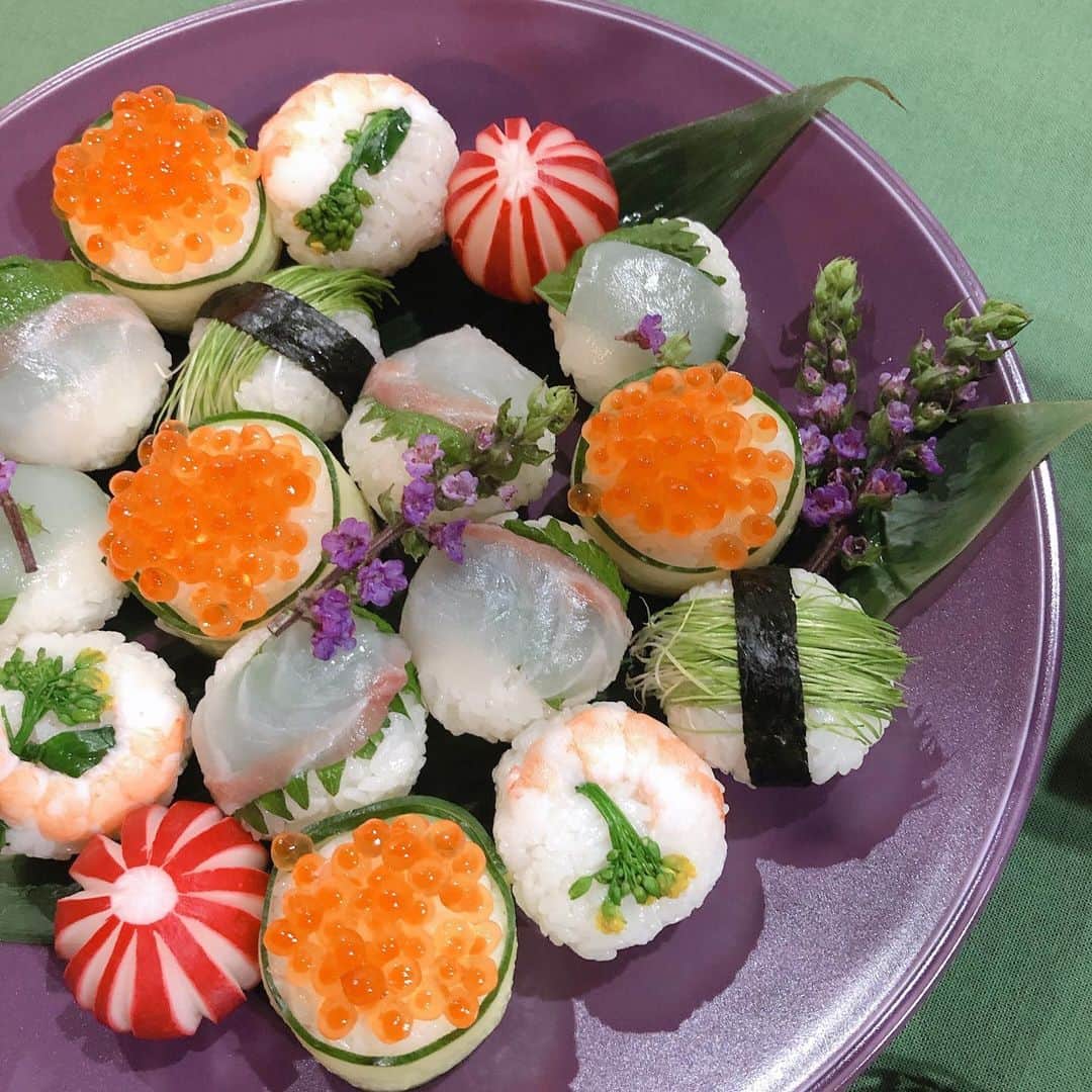 小畑由香里のインスタグラム：「✤ 端午の節句  昨日に引き続き お祝い続きです 笑  今夜は 手毬寿司❁⃘ 芽ねぎと穂紫蘇が 美味しくて♡  子供達よ、 健やかに のびのびと 大きくなぁーれっ！ ･ ･ ･ ･ #yukariのcucina #お食事日記 #手毬寿司#japanesefood #sushi #端午の節句#こどもの日」
