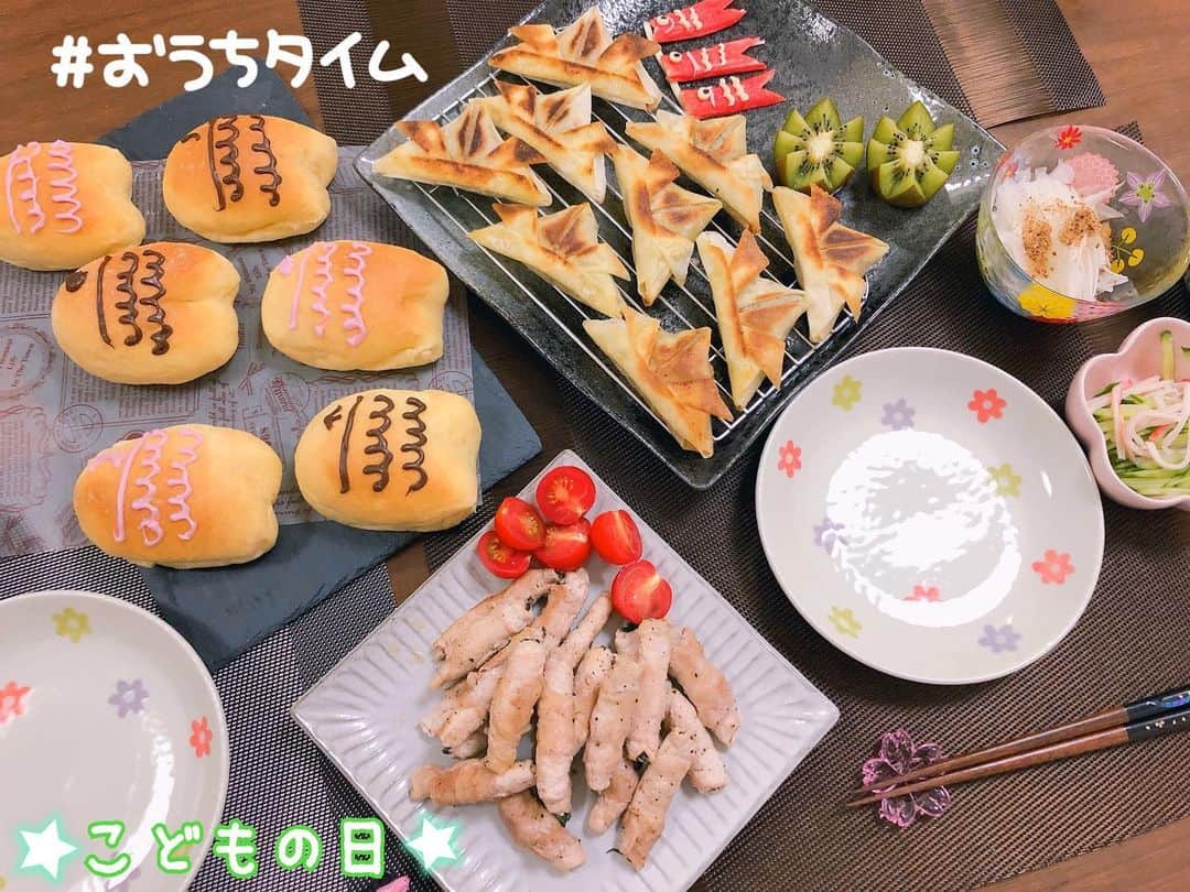 南まりかのインスタグラム：「. こどもの日のご飯はこんな感じにしました✨ 写真に収まりきらなかったものもあるのですが、まぁいっか♬ってなったよ。笑  娘がパン大好きなので、おさかなパン🍞を焼いたら、すっごい喜んでました🤣 3つも食べてた🥺  今日は兜の春巻き作った方も多そうですね♬ 我が家は揚げない春巻きです✨ カニカマで鯉のぼりも作ったよ♪  #こどもの日ごはん #おさかなパン #兜の春巻き  #カニカマ鯉のぼり #3歳女の子 #女の子のママ」
