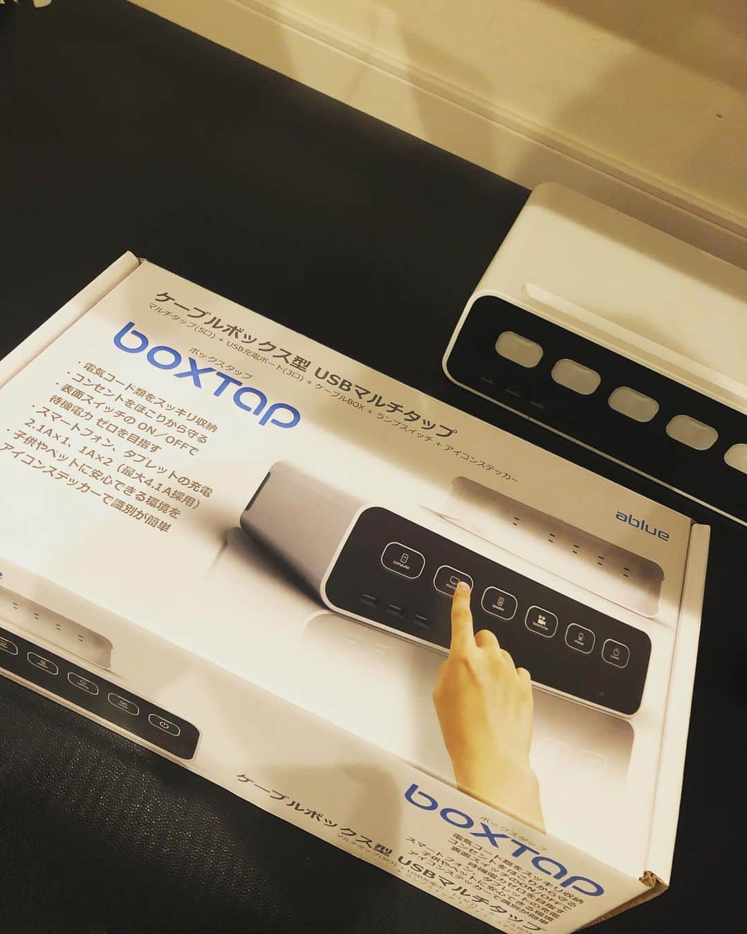 SHINPEIのインスタグラム：「#ケーブルの乱れは心の乱れ﻿ ﻿ 沢山の機材を使う作曲スペースは、ケーブルで乱雑になりがち。﻿ ﻿ そんな中、素敵なボックスタップに出会いました！﻿ ﻿ ケーブル収納ボックスと電源タップが一体になった、Ablue boxtap﻿ ﻿ 余分なケーブルを全てボックス内に収納して、見た目もスッキリ。﻿ ﻿ 他にも﻿ 使わない時は電源を消せる、個別のオン/オフスイッチ﻿ スマホやタブレットスタンドになるスリット﻿ ３口のUSBチャージャー﻿ と、機能性も満点。﻿ ﻿ 最高です！﻿ みんなも、うちで過ごす時間を活用して整理整頓しよう！ ﻿ #うちで過ごそう﻿ #整理収納アドバイザー﻿ #収納検定﻿ #boxtap﻿ #Ablue」