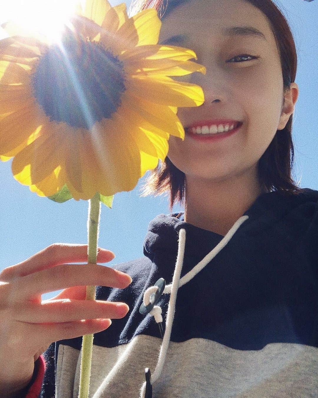花井瑠美のインスタグラム：「🌍🕊💞 ・ 【破壊と創造】  全てが壊れたら 全てが明らかになる とも言うけど、  壊れなくても解る事もできるはず 自分が本当に求めるものが 明確であれば "それ"は何よりも誰よりもどこよりも 輝いてるから すぐ見つけられちゃうはず✨  全部壊れたらわかりやすく明らかになるけど、それじゃ噛み締めれないじゃない？ 私の幸せってこれ✨ こんななんだって心から感じたいもんね💞  わかりにくいから一生懸命 "見よう"ではなく"視よう"とする ・ "感じる"ことで視えてくる  感じることは命を使ってる それは生きる事だね✨  その時間＝命をかけてるから♡  だから私は、時間は命と思ってる。  そんな時間をこの時代、この国、今この瞬間を一緒に感じ合える人が側にいるなら、それは"奇跡でしかない"  今コロナウイルスの自粛時間を通して "本当に大切な事がなにか" 気がつくチャンスの時間だと思う！！ ・ 真実って1番大切なものほど宝探しだから分かりにくいからさ💫 ・ "過去壊すを願うではなく 未来を創るを願う"🕊 ・ そしてその創作は 無限の想像と調和の中から 自分で見つけ出すの💞  #stayhome#smileathome #spirit#feelandlive  #破壊と創造  #明るい想像力は明るい未来を創る #笑顔には笑顔が #同じエネルギーが引き合う  #全ては繋がってる #地球は丸いからね  #floworld #🌍🕊💞」