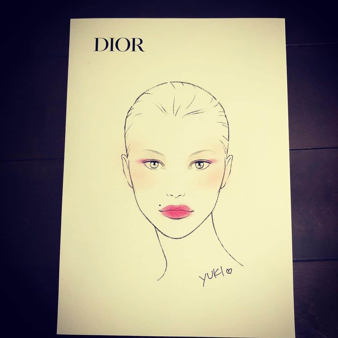 YUKI TAKESHIMAさんのインスタグラム写真 - (YUKI TAKESHIMAInstagram)「#diorstandswithyou  コロナウィルス感染の1日も早い収束と、私達を守って下さってる方々の健康と安全を心からお祈り致します💓 Diorの願い🙏✨ @dior  キラキラ✨リップ #ペーパーメイクオーバー #papermakeover  #リップマキシマイザー  #TOKYOPINK #サンククルール #ミネラルヌードグロウパウダー  @diorskincare  #staysafestayhome  @yukitakeshimamake」5月5日 20時19分 - yukimake