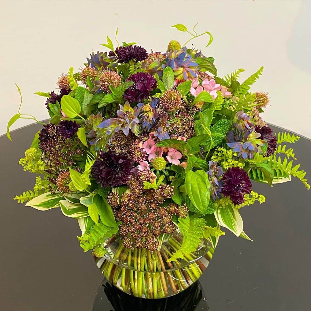 ニコライ・バーグマン・フラワーズ＆デザインさんのインスタグラム写真 - (ニコライ・バーグマン・フラワーズ＆デザインInstagram)「Made lots of designs today, I have picked up a few of my favorites in same tones 💜💚#arrangement #bouquet #nicolaibergmann #flowerartist」5月5日 20時20分 - nicolaibergmann