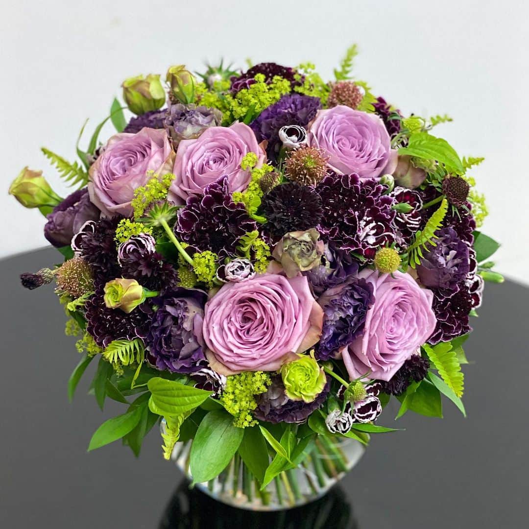 ニコライ・バーグマン・フラワーズ＆デザインさんのインスタグラム写真 - (ニコライ・バーグマン・フラワーズ＆デザインInstagram)「Made lots of designs today, I have picked up a few of my favorites in same tones 💜💚#arrangement #bouquet #nicolaibergmann #flowerartist」5月5日 20時20分 - nicolaibergmann