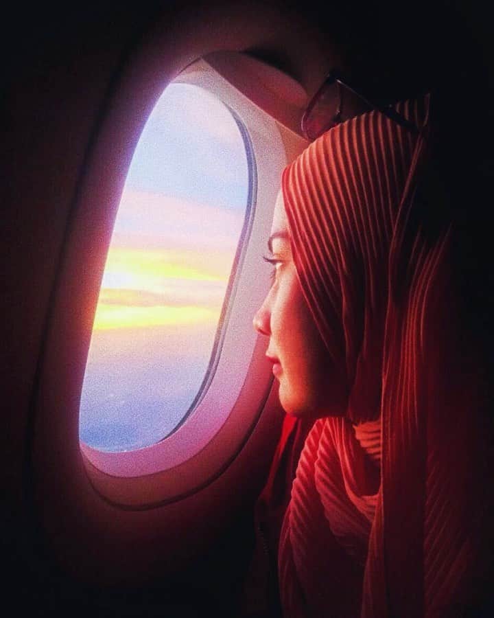 エアアジアのインスタグラム：「It’s been so long since this home quarantine started and we, too, definitely miss flying and exploring new ways to bring you closer to your dreams. But soon, we’ll fully get back out there and paint the skies red again.  For now, let's explore the world through each one's windows. Share us your views from where you are by uploading and tagging us with the hashtags #WorldFromMyWindow and #AirAsia. ✈️🙏🏻❤️ __________ Cover photo by @nana_amalyena」