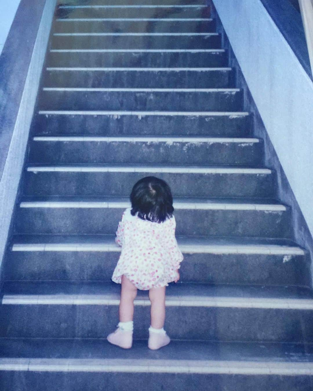 北脇順子さんのインスタグラム写真 - (北脇順子Instagram)「Childhood memories 👧👶 昔は丸顔だったみたい。 口ぽっかーんしてるのは昔から🤭目を離すと、何かによじ登ってたらしい。by母🤱  #顎いつ登場？ #可愛い（自分だけど） #昔からどこかに登りたがってた。」5月5日 20時28分 - ringohime0803