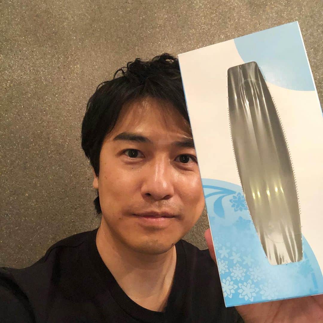 フジテレビアナウンサーのインスタグラム：「竹内アナからのご質問 【マイブームは？】 →自宅で工作  自宅で過ごす時間が長い為、 こどもふたりと一緒に毎日工作をしています。  今日は#こどもの日 、ということで、ティッシュの空箱を使って『鯉のぼりのちらし寿司』に挑戦。 (レシピサイトをばっちり参考にさせていただきました)  型はあっという間に完成！ 具材の準備は妻、カットも妻、詰めたのも、のせたのも妻ですが笑笑  こどもがお寿司屋さんの看板を作りました！ ふたりが作ったこいのぼりも家中にあります。  今日はこれで、こどもの健康に感謝しながら、お祝いをします。妻にも感謝。  夢のサッカー選手に なれるといいね！  追伸:今夜は露天風呂が待っているようです♨️ 次は、梅津さんに‼️ どんな子育てがいいか、 やってよかった、これ！ という子育て方を 教えて頂きたいですー。  #渡辺和洋 #フジテレビアナウンサー #フジアナむすび」