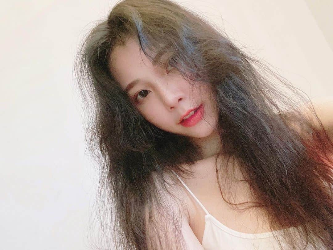 張香香のインスタグラム：「我是細軟髮 所以頭髮看起來都會很少 @miyake.mpalace 好厲害幫我燙了一個看起來頭髮變好多😳 這是剛洗完頭沒有做任何造型的樣子 喜歡這種有點慵懶的感覺💕」
