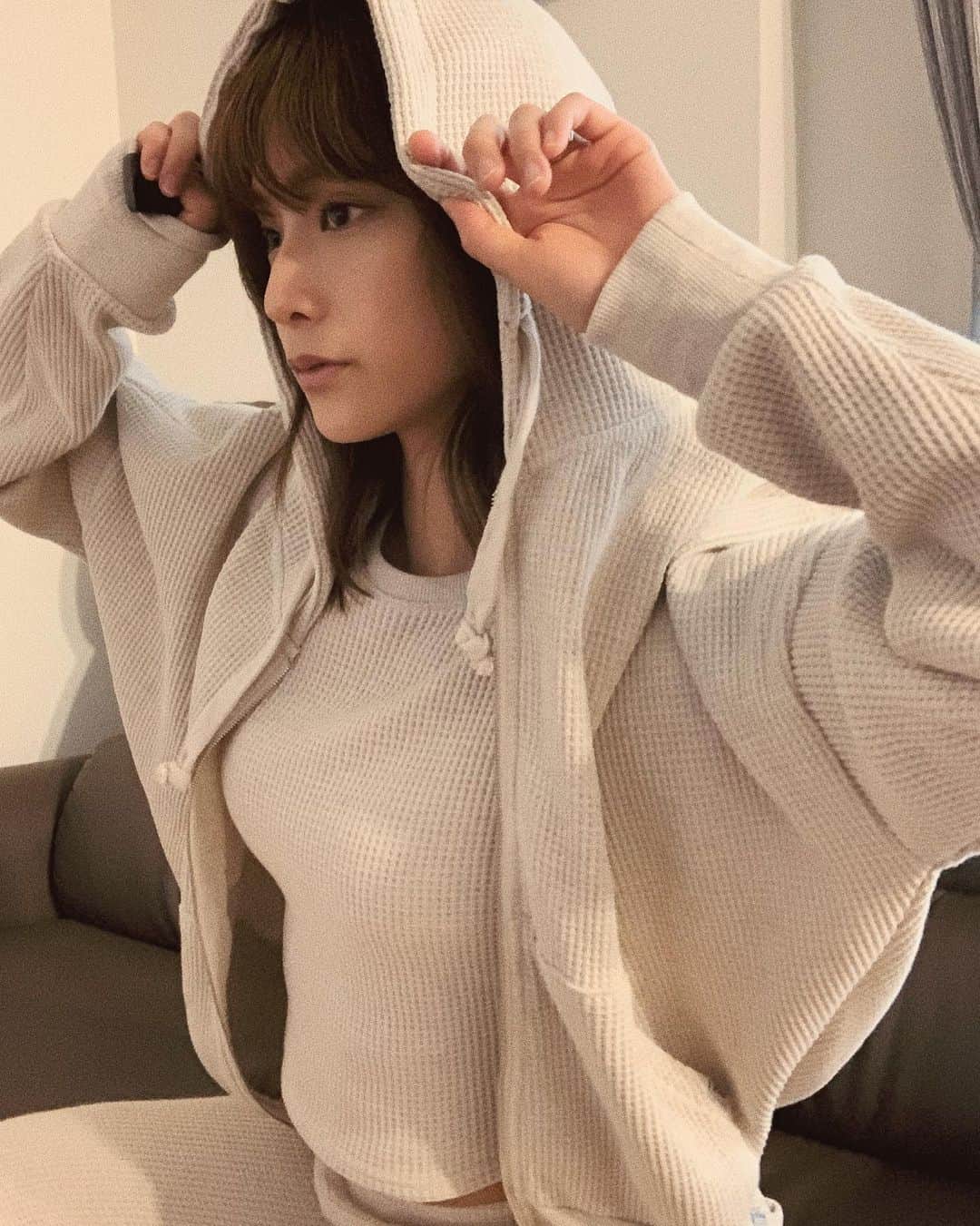 小屋春菜のインスタグラム：「この2週間くらいキッチンインテリアとルームウェアをひたすらネットで見ている。パジャマ＝部屋着　だったんだけど部屋着で可愛いの着ると気分がぜんっぜん違う！！！　私的には後ろが大きめに開いているのがとっても可愛い🥺デニムと合わせたいあとポッケあるのも非常に有り難い。。。生地感しっかりしていて収縮性も抜群だから寛げて飛行機とかにも最適な気しかしないね気が早すぎるけど年末ハワイへ行けるなら絶対この子達連れて行くと決めた☀️🌺🐠 。  ALL: @to_the_sea_hawaii  #お家時間 #ルームウェア　#部屋着　#tripup #トリップアップ　#loungewear  #ラウンジウェア　#resortnista #止まらないハワイ欲」
