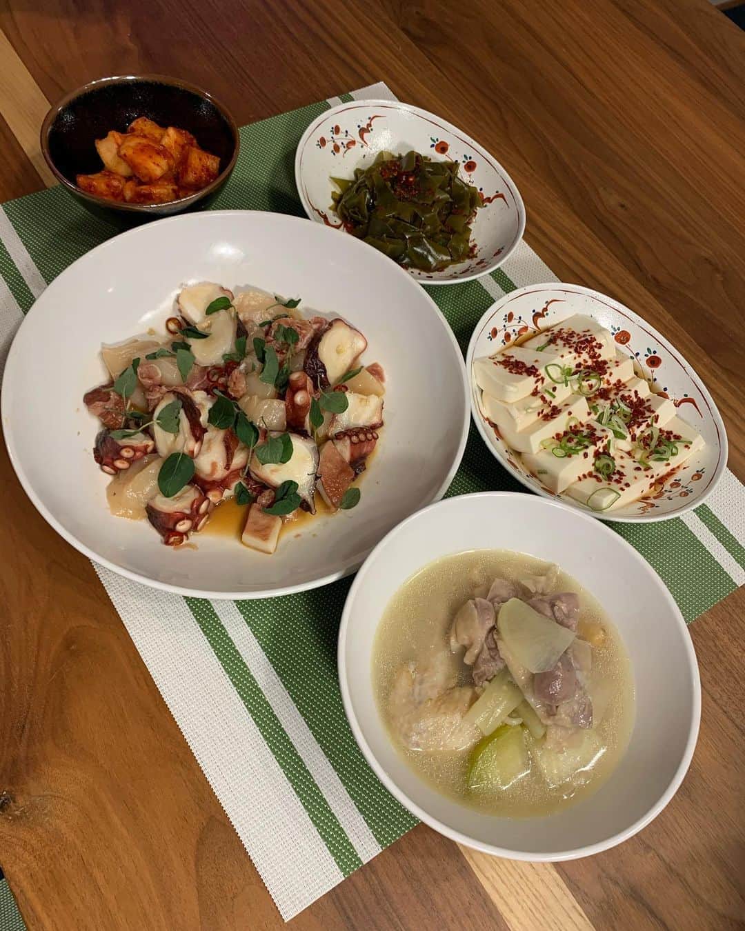 小柳津林太郎のインスタグラム：「I'm just too into Korean Drama and food. Tonight's cooking!!! GWは、韓流ドラマにハマりすぎて、自炊もそっちに影響を受けがち。今夜のメインは、参鶏湯と、酔っ払いカルパッチョ。 ○参鶏湯○ 鶏手羽先 鶏胸肉 ネギ 舞茸 ニンニク 生姜 焼酎 塩 玄米（餅米の代わり） 昆布（出汁とった後は和物に）  40分ほど煮込むと、鶏のコラーゲンと、米のトロミが出てきます😇 ○酔っ払いカルパッチョ○ タコ 帆立 オリーブオイル 塩胡椒 焼酎 出汁 オレガノ  韓国イタリアンフュージョン目指したけど、美味かったのかは不明  さて、今夜はチャミスル飲みながら、Netflixで、#人間レッスン 観ながら今宵を楽しむのだ！  皆さんも素敵なおうち時間を！  #stayhome #staysafe #keeponcooking #keepon #watching #koreandrama」