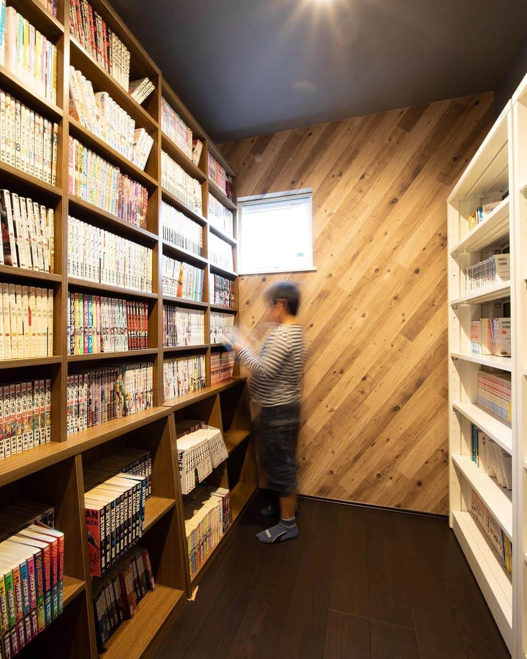 homelife 夢を叶える暮らし方のインスタグラム：「【お家図書館】 . . 大きな収納棚を置いてお気に入りの本を見せる収納♪ 本と雑貨を一気に収納できます！ . . こちらのお家はアーキホームライフのお施主様邸の施工写真です。 その他の施工写真は、 @homelife_gallery のURLからご覧いただけます。 . 家づくりの資料請求はコチラから @homelife_shiryou . . #お家図書館 #本棚 #本棚のある暮らし #本棚整理 #雑貨 # #図書のある家 #自宅図書館 #収納 #お気に入り #収納上手 #絵本 #図書部屋 #本が好き #趣味部屋 #おうち時間 #ステイホーム #注文住宅 #自由設計 #デザイン住宅 #myhome #family #house #home #homelife_京都 #homelife_大阪 #homelife_兵庫 #ホームライフ #ホームライフ100 #アーキホームライフ」