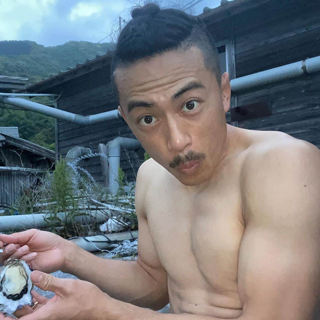 岡村咲さんのインスタグラム写真 - (岡村咲Instagram)「今日も家の前の海でまったりした夕方😊主人は私の服が汚れないようにとTシャツを脱いで地面に敷いてくれました👕優しい…。ありがとう、だけど、上裸で、牡蠣食べてるとそれはもうターザンだね😂」5月5日 20時45分 - sakiokamura_official