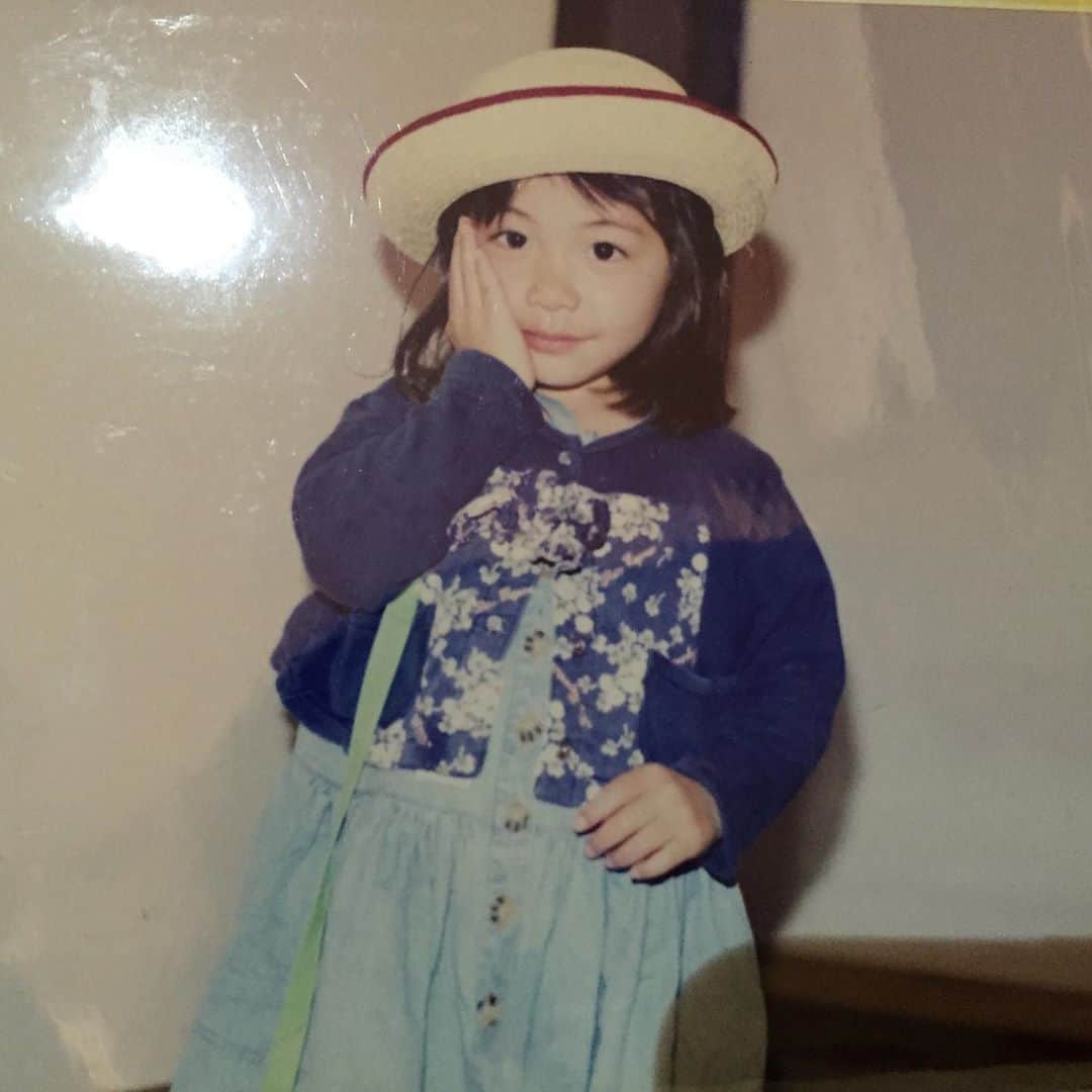 のインスタグラム：「こどもの日👶 . .  #こどもの日 #childrensday  #小さい頃の写真のポーズだいたいこれ #小顔ポーズ先取り」