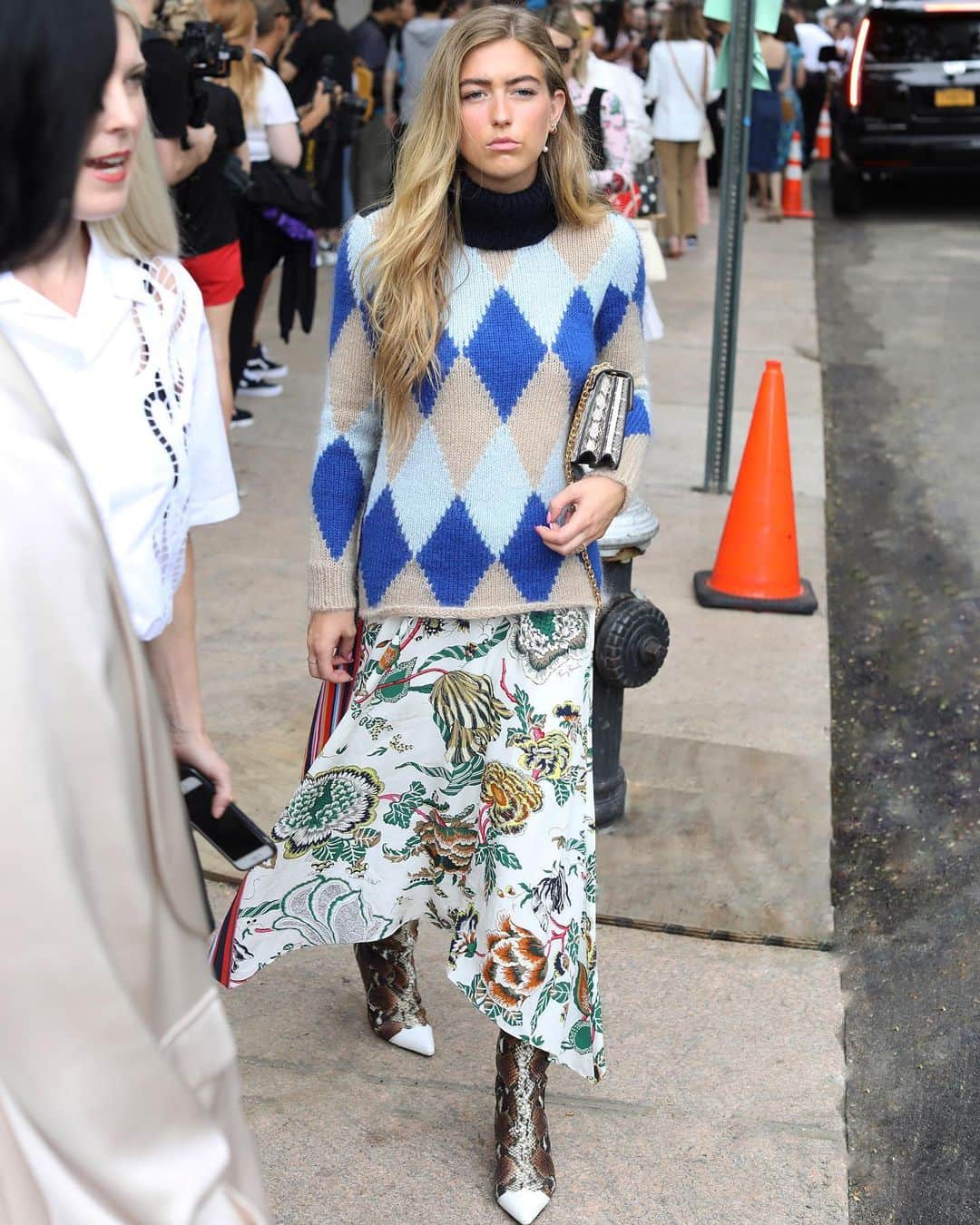 Lee Oliveiraのインスタグラム：「7th September 2018 Upper East 91 st, New York.  Outside the @toryburch show at Cooper Hewitt, National Design Museum Library . . . . #newyork #nyfw18 #streetphotography #style #streetstyle」