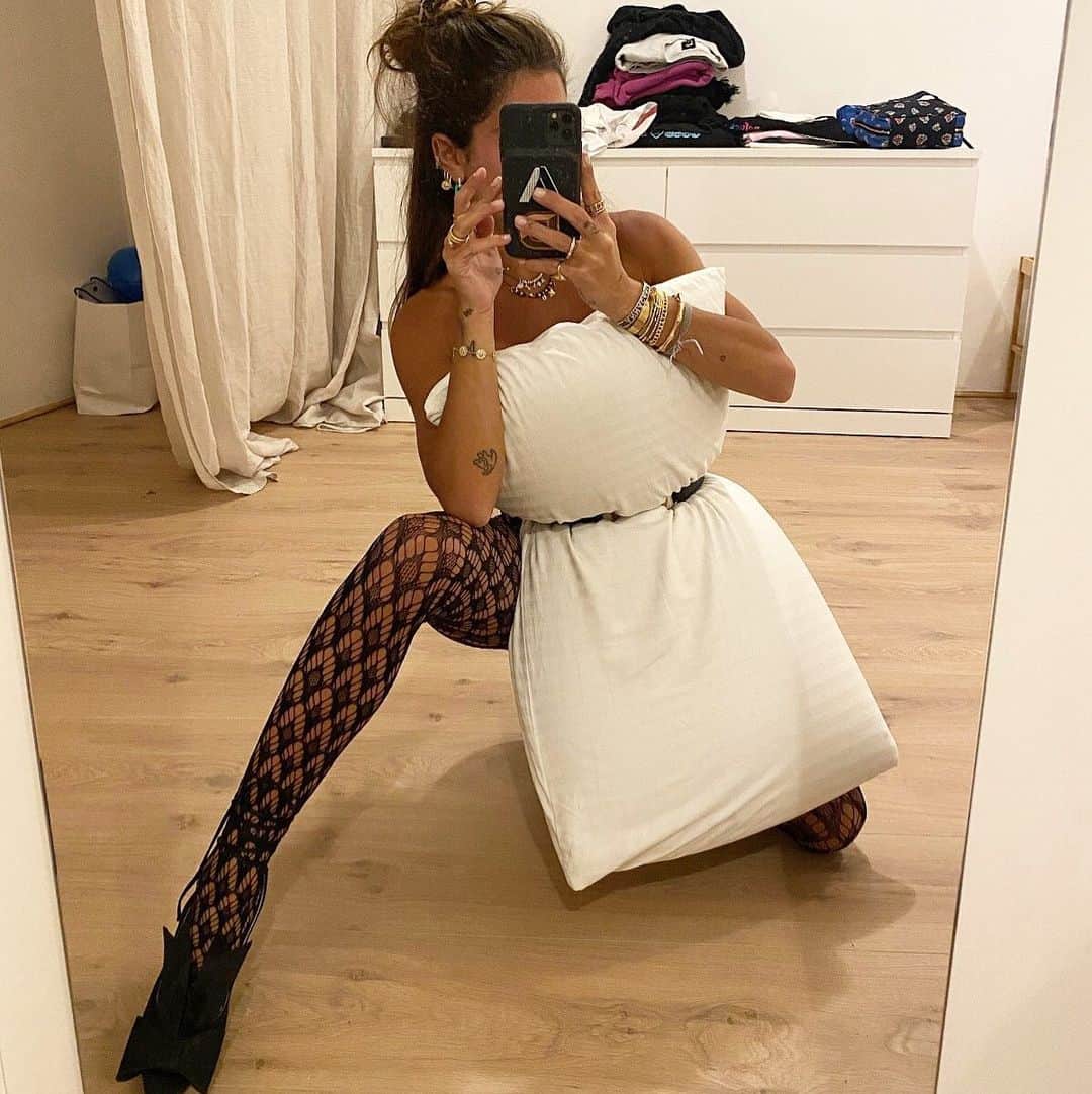 CALZEDONIAさんのインスタグラム写真 - (CALZEDONIAInstagram)「Current outfit: dreamy ... and fashion! [MODC1635] Discover our Tights promo!  #CalzedoniaAtHome #PillowChallenge #Calzedonia #ItalianLegwear #Tights」5月5日 21時08分 - calzedonia