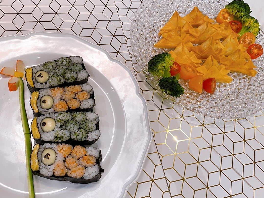 のインスタグラム：「🎏子供の日🎏 ・ 鯉のぼり巻き寿司 ・ カブト春巻き ・ 健やかに育ちますように🌷 (反抗期落ち着きますように😂👦🏻) ・ 鯉のぼり巻き寿司は @chiyomi_kawasaki 先生のオンラインレッスンで👩🏻‍🍳 ・ #2020 #sg #may #子供の日 #5月5日 #飾り巻き寿司 #decorollsushi」