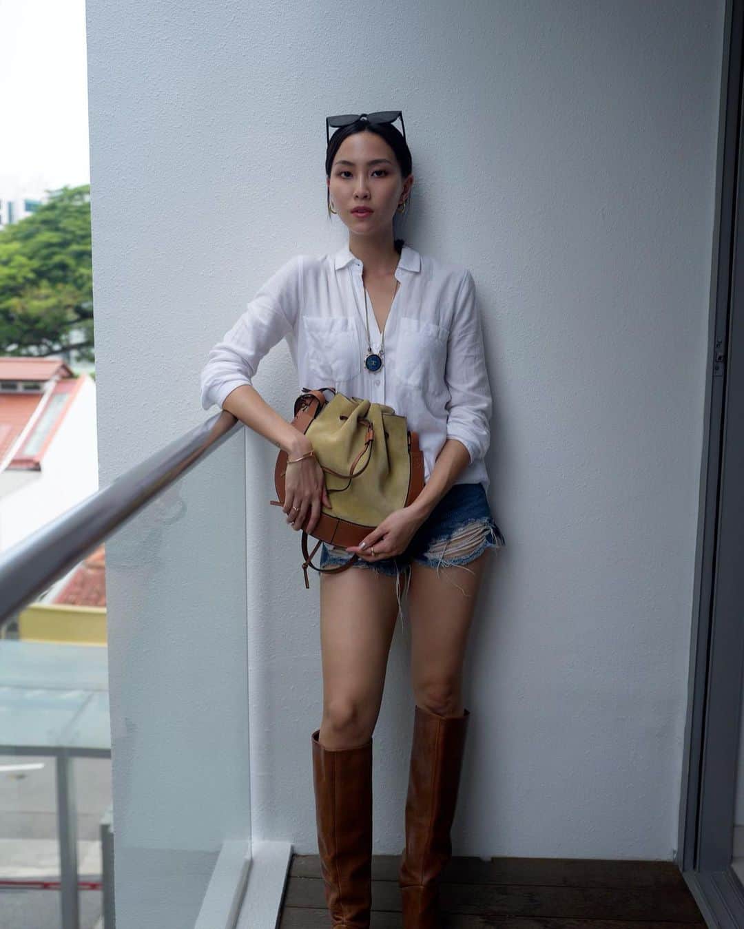 ソニアのインスタグラム：「Ever since circuit breaker started, almost every corner of the house has been used for a photoshoot, and @jermsng has turned into @nicolequek 🤣 Found me a cute festival bag but no festival to go to tho... can’t wait to feel the music and energy again 🦋 @loewe  #stayhome #loewehorseshoe @directionsgroupinc」