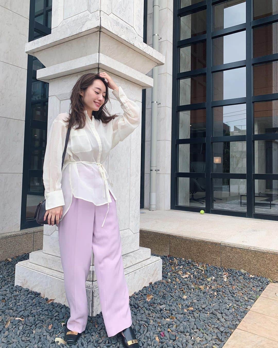 小祝麻里亜のインスタグラム：「休日ももう明日で終わり？私服の写真をずっと撮れてなかったので、久しぶりに🌷風がすごくて、パンツがマシュマロマンみたいになってる🥳🥳笑 ． ． バッグにアルコールジェルぶら下げてるの、2枚目でバレてしまいますね笑 ． shirts. @aquagirl_official  pants. @todayful_  bag. @ysl  shoes. @sergiorossi ＿＿＿＿＿＿＿＿ #outfit #coordinate #look #instafashion #셀스타그램 #얼스타그램 #코디 #스타일링 #데일리 #데일리룩 #오오티디  #コーデ #春コーデ #アクアガール」