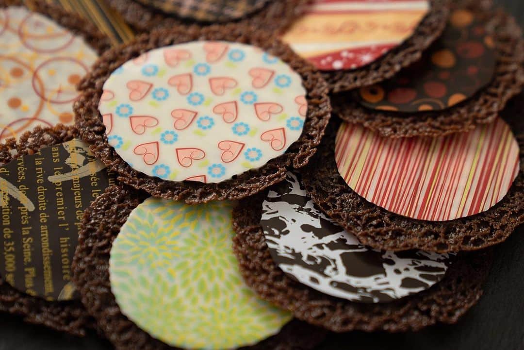 のインスタグラム：「YouTube "Chocolate Cacao"  色々な柄で楽しむ∴∵ゞ(´ω`*)♪ 「ハニカムチョコチップ Honeycomb Chocolate Chips」 YouTube  https://youtu.be/Y7y7lCxSsmE  #Youtube #youtuber #お菓子 #ASMR #chocolate #cocoa #チョコレート #カカオ #foodie #foodpics #instafood #dessertporn #foodporn #おうちカフェ #おうち時間 #おうちで過ごそう #おうちcafe #stayhomeandbake #レシピ #スイーツ #yummy #recipe #手作りお菓子 #howtomake #ハニカム #honeycomb #転写シート」