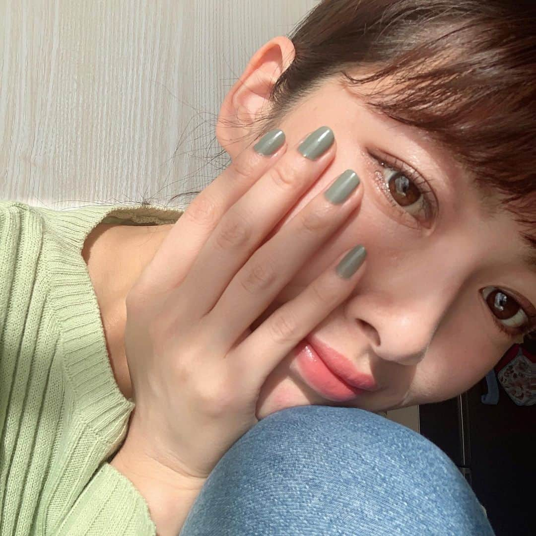 細田彩花のインスタグラム：「. 久しぶりにメイクして お気に入りのネイルも塗ってみた💅 . JUMII TOKYOの010番👗👒🩲🦖 . #コロナウイルスが早く終息しますように . . .  #お家時間 #おうち時間  #おうち時間の過ごし方  #ネイル#ポリッシュ #jumiitokyo #セルフネイル #マニキュア #グリーンネイル  #ナチュラルネイル #単色ネイル #セルフネイル部  #簡単ネイル #ジュミートウキョウ  #おうちで過ごそう」