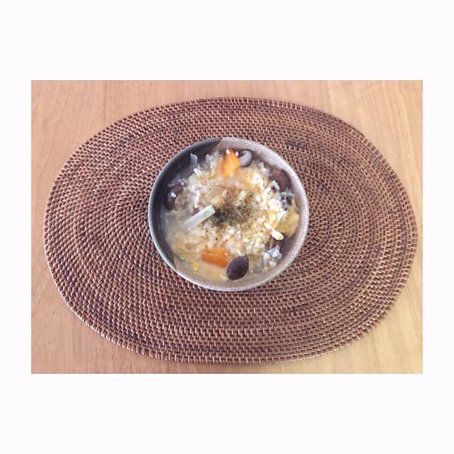 のインスタグラム：「🍖夜ご飯 . おかゆ (ごはん、たまご、しいたけ、にんじん) . . みなさん、お久しぶりです。 いうて、2日ですが。(笑) . . 突然の腹痛で、もうシャーシャーです(こら) 今日の歩数は1200歩です。 . . ビックカメラのSwitchの抽選販売も外れました。 . . ダブルパンチ🤛🤛 . . それでも、できることは おうちにいることです。 . . ていうか、 ベッドとトイレしか行けません。 #お腹痛い . #stayhome #おうち時間 . #ダイエット #diet #ダイエット日記 #ダイエット記録  #instadiet #ダイエット仲間募集 #ダイエッター #公開ダイエット #dinner #夜ご飯 #夕食 #夜ごはん #低糖質 #糖質制限 #食べて痩せる #女子力 #脂肪燃焼 #ヘルシー生活 #コロナに負けるな #covid_19 #外出自粛中の過ごし方 #何もしないをする」