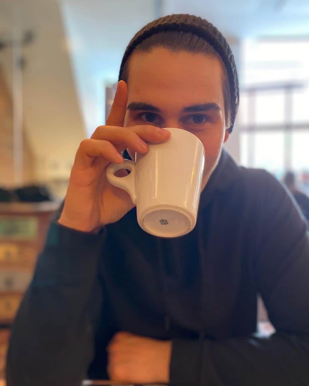 ザカリー・ダナヒューのインスタグラム：「Nothing like starting my day with a fresh cup of coffee, some meditation and prayer. Watching the sunrise with a hot cup o’ Jo, now that’s priceless ☀️♥️☕️」