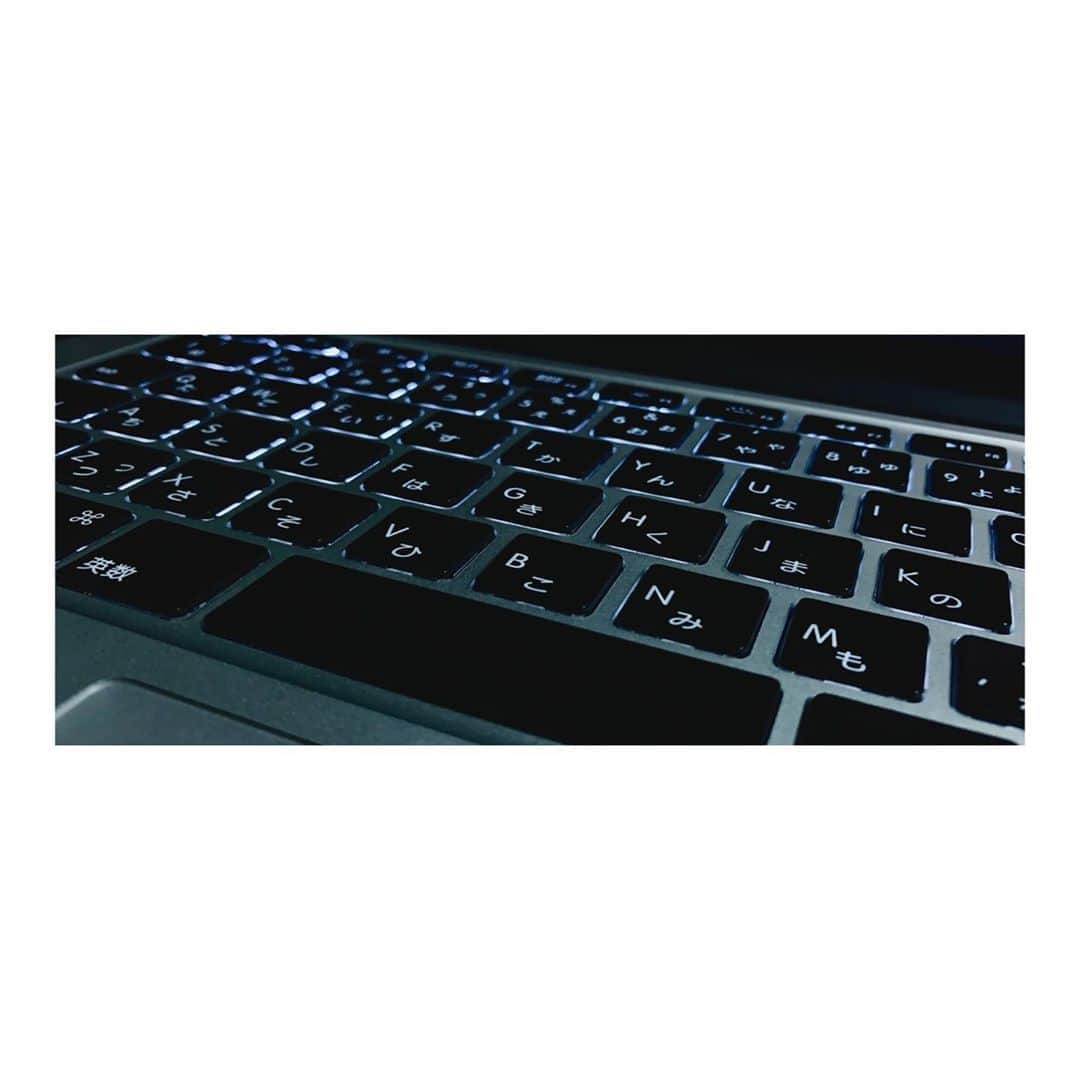 木下流声のインスタグラム：「. MacBook💻 . . . #apple #macbook #light #🍎 #💻」