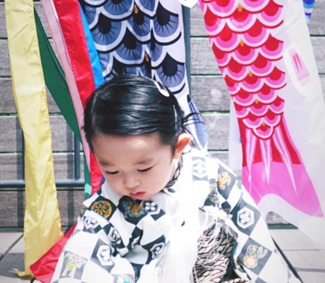 nanako itoのインスタグラム：「初節句🎏 . ジィジもバァバもこの日を楽しみにしていたので、このご時世で一緒に過ごせないのは残念でしたが、お家でも記念になる写真を撮れて良かった👶🏻 . 生まれてからもう8ヶ月半。 だんだん人間らしくなっていくなぁ、、としみじみ。 . これからもいろんなことを吸収してすくすく育ってね！ . いつもありがとう👶🏻 . 写真は🧔🏻が撮ってくれました📷 家族の写真を撮ってくれたのは大家さん✨ ありがとうございました✨ . #初節句　#節句」