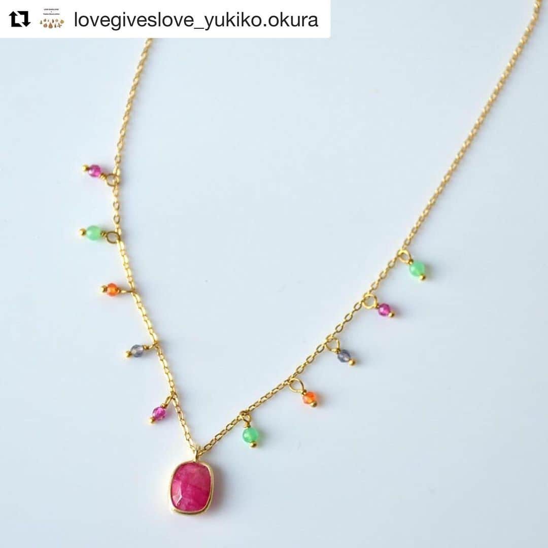 のインスタグラム：「😻 アップの写真です 数に限りがあります〜 欲しい方はお早めに お願いします🤲 . .  @lovegiveslove_yukiko.okura  に詳しくは😽 #大人カジュアル #天然石　#コラボ #全て限定 #rikaco_fashion」