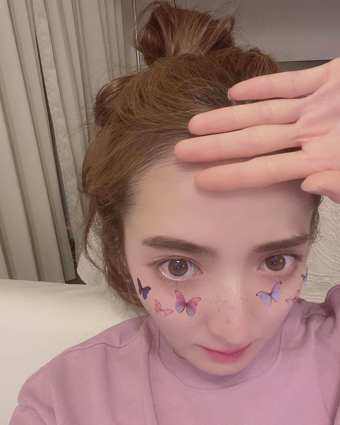平木愛美のインスタグラム：「Appカメラ遊び。🧚‍♂️💕 お風呂はいるまえのぼさぼさだけど stay homeで、たまには、ね！🌙 あと最近おうち美容で続けてる炭酸ガスパック。 皆さんに共有したい、大好きな曲があるの。歌詞を載せるね。 ぜひ曲も聴いてみてください、、💕 何十回と観ている、実写シンデレラの、真っ直ぐで強く、美しい、曲。 . In a perfect storybook, the world is brave and good‬ 理想的な物語の本の中では、世界は華やかで素晴らしいもの .‬ A hero takes your hand, a sweet love will follow‬ 英雄はあなたの手をとり、甘い愛へと続くだろう‬ . But life’s a different game,‬ the sorrow and the‬ pain 人生とはそれぞれ異なるゲームのようなもの‬ 悲しみや苦しみ‬ . Only you can change your world tomorrow‬ あなただけがあなたの明日の世界を変えることができる‬ . ‪Let your smile light up the sky‬ ‪さあ、あなたの笑顔を空に輝かせて‬ . ‪Keep your spirit soaring high‬ Trust in your heart 心をより高く持ち続けて‬ 自分自身を信じること‬ . ‪and your sun shines forever and ever‬ そうすれば あなたの太陽は永遠に輝き続ける‬ , Hold fast to kindness,‬ your light shines forever and ever 優しさを持ち続けること‬ そうすれば、あなたの光は永遠に輝き続ける‬ . I believe in you and me‬ 私は自分を信じ、あなたを信じる‬ . We are strong‬ 私たちは強いから‬ ‪🏰👸🤴❤️✨💫‬ . たまたま気付いたんだけどね、私５年前の今日、2015.5.5のGWにCinderellaの映画観に行ってたみたい💞 好きな人と友達と、みんなで行ったの懐かしい🤫ふふふ」