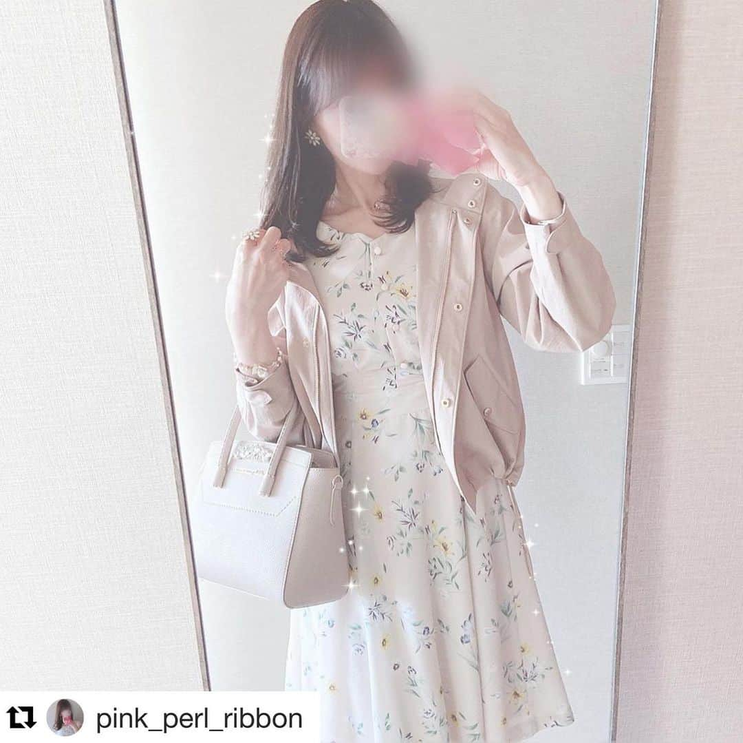 LAISSE PASSEさんのインスタグラム写真 - (LAISSE PASSEInstagram)「@pink_perl_ribbon さんの LAISSE PASSE 春コーデ💓 素敵な投稿をありがとうございます😊 ・・・ 🌼🌼🌼 ・・・ #Repost @pink_perl_ribbon with @get_repost ・・・ 🧸🌼*･﻿ ﻿ ﻿ 買い出しコーデ♡﻿ あまり外出できないので﻿ 買い出しの時には好きなお洋服で﻿ 歩いているだけで幸せ♡﻿ 早くマスク外したい^^;﻿ 早く、コロナが終息しますように！﻿ ﻿ ﻿ outer🌼*･ @laisse_passe ﻿ ﻿ onepiece 🌼*･ @laisse_passe ﻿ ﻿ bag🌼*･ @jillbyjillstuart_official ﻿ ﻿ pierce＆ring🌼*･ @ribon_y ﻿ ﻿ bracelet🌼*･ @mirana.hm ﻿ ﻿ ﻿ ﻿ ﻿ ▹◃┄▸◂┄▹◃┄▸◂┄▹◃┄▸◂┄▹◃▹◃┄▸◂┄▹◃﻿ ﻿ #フラワーワンピース﻿ #メゾンドフルールバッグ ﻿ #メゾンドフルールiphoneケース ﻿ #レッセパッセ好きな人と繋がりたい ﻿ #ビジューバッグ ﻿ #フラワーリング﻿ #マーガレットアクセサリー﻿ #アプワイザーリッシェ﻿ #ジャスグリッティー﻿ #リランドチュール﻿ #アルページュストーリー﻿ #レッセパッセ﻿ #レッセパッセルーム﻿ #デビュードフィオレ﻿ #大人pink﻿ #ピンク大好き﻿ #ピンク大好きさんと繋がりたい﻿ #おしゃれさんと繋がりたい﻿ #大人pink﻿ #laissepasse ﻿ #debutdefiore ﻿ #laissepasseroom ﻿ #フェミニンコーデ﻿ #エレガントコーデ ﻿ #大人かわいい﻿ #mimia_code ﻿ #queensbella #コロナに負けるな  #コロナウイルスが早く終息しますように」5月5日 21時21分 - laisse_passe