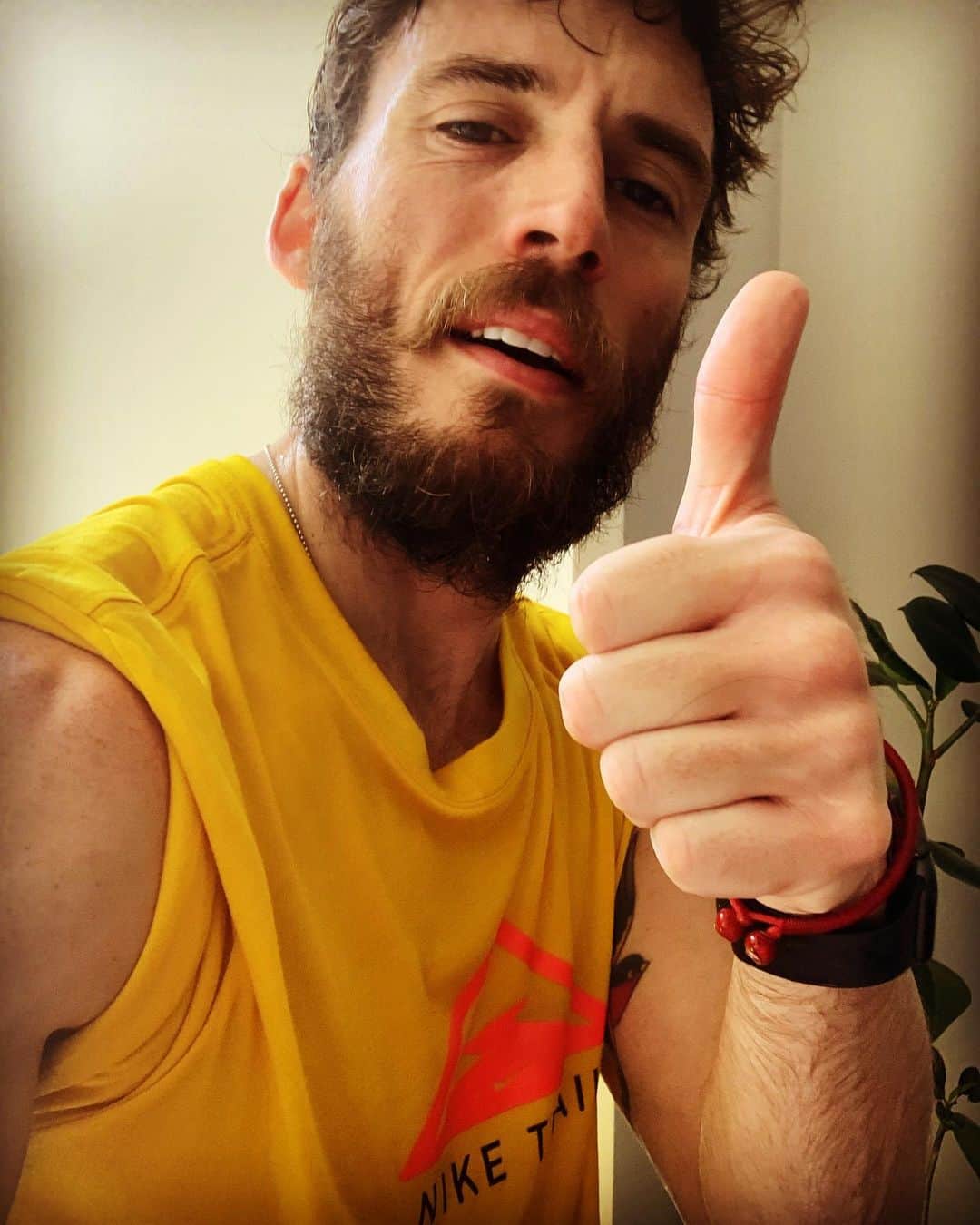 サム・クラフリンのインスタグラム：「Keep fighting 👍🏻」