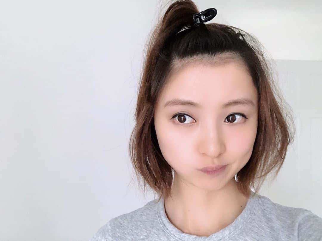 篠田麻里子さんのインスタグラム写真 - (篠田麻里子Instagram)「家ヘアー🙄✂︎ 前髪、髪の毛全般邪魔になるので留めてます🙄✌️ これもしくは、オールバックです🤔🌷笑  #ステイホーム #ヘアースタイル  #でこ」5月5日 21時23分 - shinodamariko3