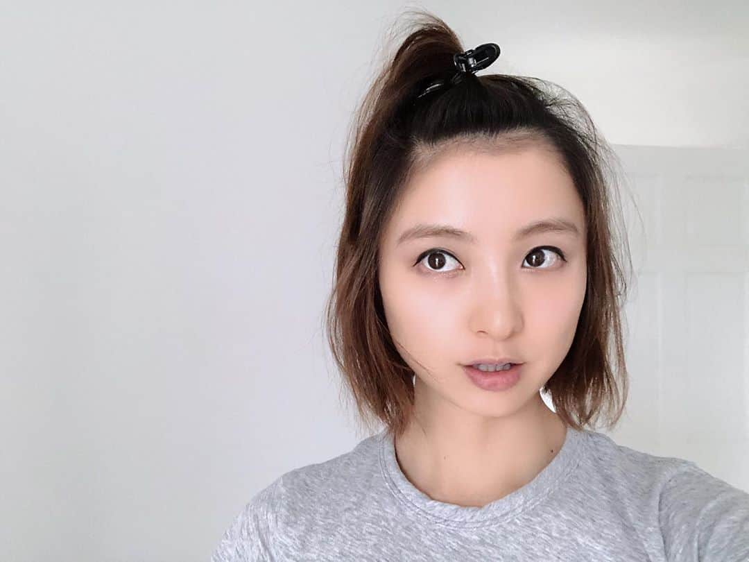 篠田麻里子さんのインスタグラム写真 - (篠田麻里子Instagram)「家ヘアー🙄✂︎ 前髪、髪の毛全般邪魔になるので留めてます🙄✌️ これもしくは、オールバックです🤔🌷笑  #ステイホーム #ヘアースタイル  #でこ」5月5日 21時23分 - shinodamariko3