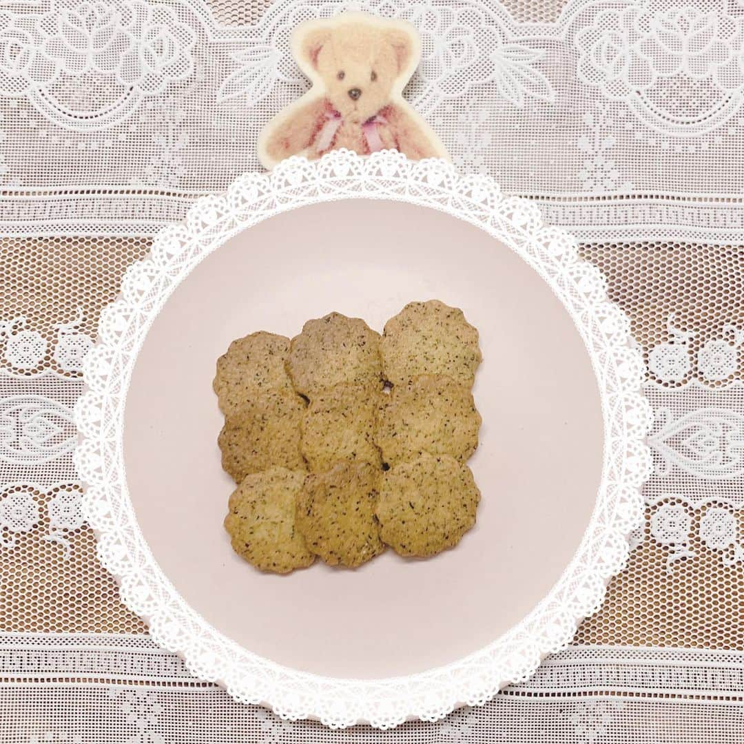 坂本夏海さんのインスタグラム写真 - (坂本夏海Instagram)「☁️﻿ ﻿ お姉ちゃんと紅茶のクッキー作った 〜 🍪﻿💭 ﻿ ﻿ ちょっと焼きすぎちゃったけど﻿ 人生で初めてクッキー作り成功したよ✌🏻 （それは盛ったわ） ﻿ ﻿ #おうち時間 #クッキー #クッキー作り #おやつ﻿ #紅茶クッキー #アールグレイ #お菓子作り﻿ #stayhome #instagood #instalike #followme﻿ ﻿」5月5日 21時35分 - _nami_sakamoto