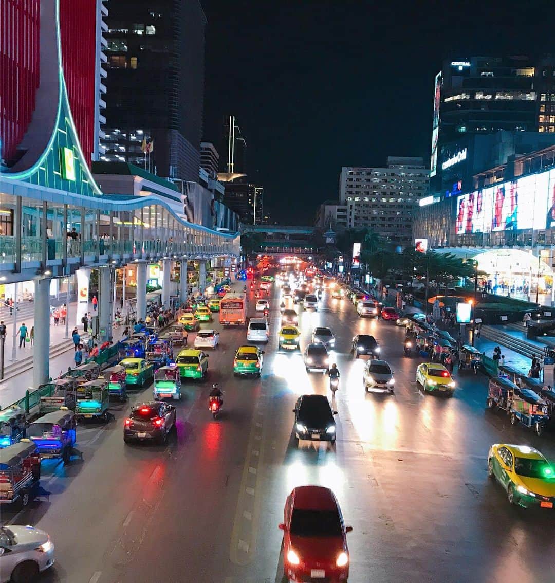 DJ MIYAさんのインスタグラム写真 - (DJ MIYAInstagram)「やっほぉぉ💗💗(o^^o)今日は、日本（Tokyo）も蒸し暑かったよねーん❤️初夏かと思うくらいー！❤️ . . . またまたThailandの旅行記❤️March.2020 in Bangkok滞在❤️ . . .  Centara Grand CentralWorld (センタラ グランド アット セントラルワールド)に旅の前半は滞在ー💗(^ ^) Siamのど真ん中って感じで、skyscraper好きにはたまらないtower Hotelです❤️ センタラグループのホテル。  BTSスカイトレインChit Lom駅からは、徒歩約10分の好立地❤️ 大型ショッピングセンター「セントラルワールド」や伊勢丹やBIG Cにも隣接する、高層ホテルでーす❤️❤️ . . .  999/99,Centara Grand at Central World (59 floors) ,Rama 1 Road, Pathumwan, Bangkok 1033 . . .  #CentaraGrandCentralWorld #センタラグランド  #バンコク　#バンコクホテル　#タイ旅行 #バンコク旅行　#タビジョ　#旅好き女子　#バンコク女子旅　#バンコクホテル #ラグジュアリーホテル　#観光PR #旅インスタグラマー　#東南アジア #海外旅行　#トラベラー　#旅好き　#サイアム　#サイアムパラゴン　#女子旅 #南国リゾート　#今日のコーデ　#インスタグラマー　#インフルエンサー #マイトリップMIYA #タイとわたし #旅行好き女子  #タイ好き  #トラベラー #女子旅コーデ」5月5日 21時35分 - dj_miya