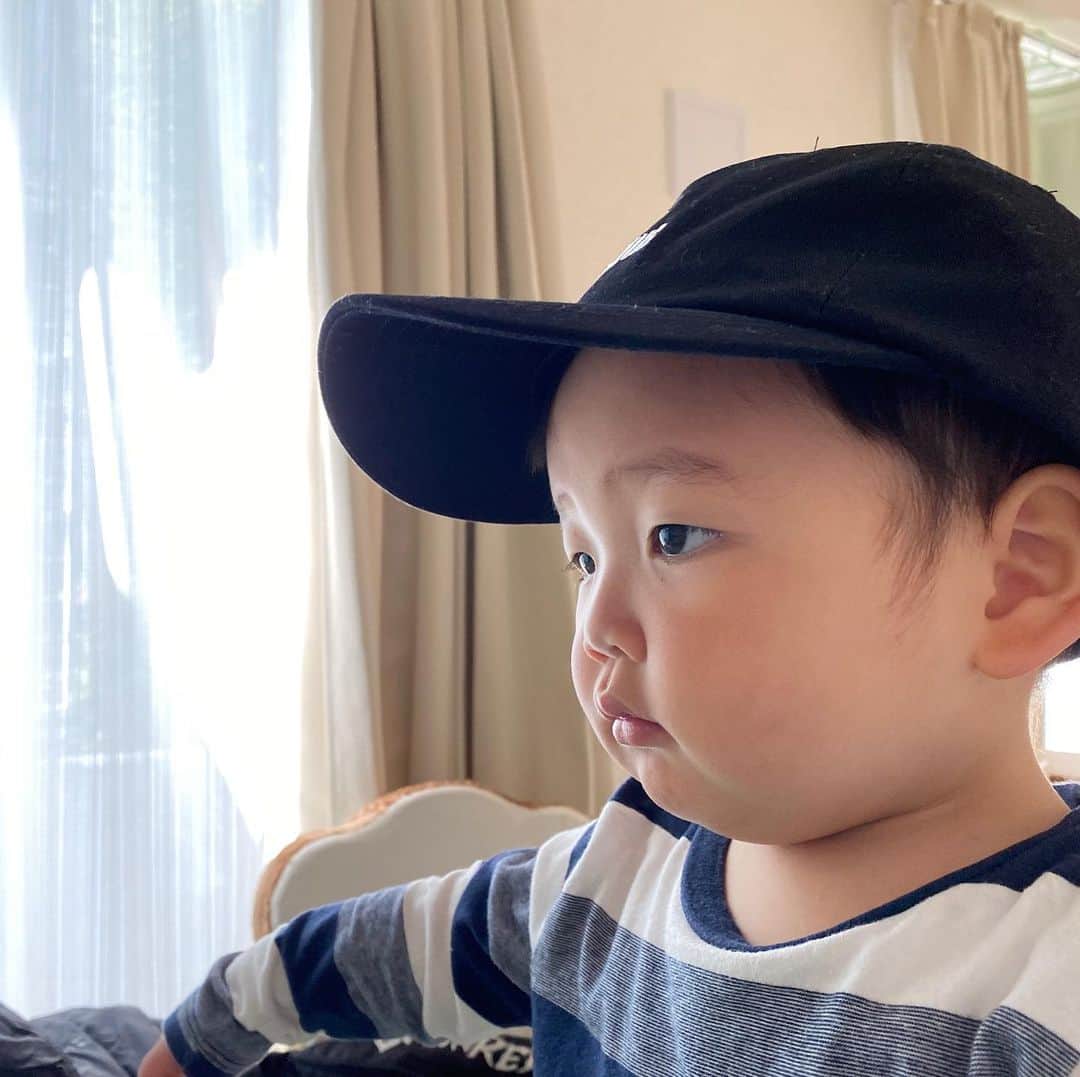 山西章博のインスタグラム：「とにかく帽子が好き。家の中でも被る。 #赤ちゃん #嫡男 #せがれ #帽子好き #これはお母さんのやつ #家の中でも被ってる #耳だけ似てる #耳以外も似て来た #これ以上似るな #ママリ#パパリ#ベビフル#ベビリトル#コドモノ#mamanoko#コノビー#mamanokoカメラ部#mamanokoギフトキャンペーン#コドモダカラ」