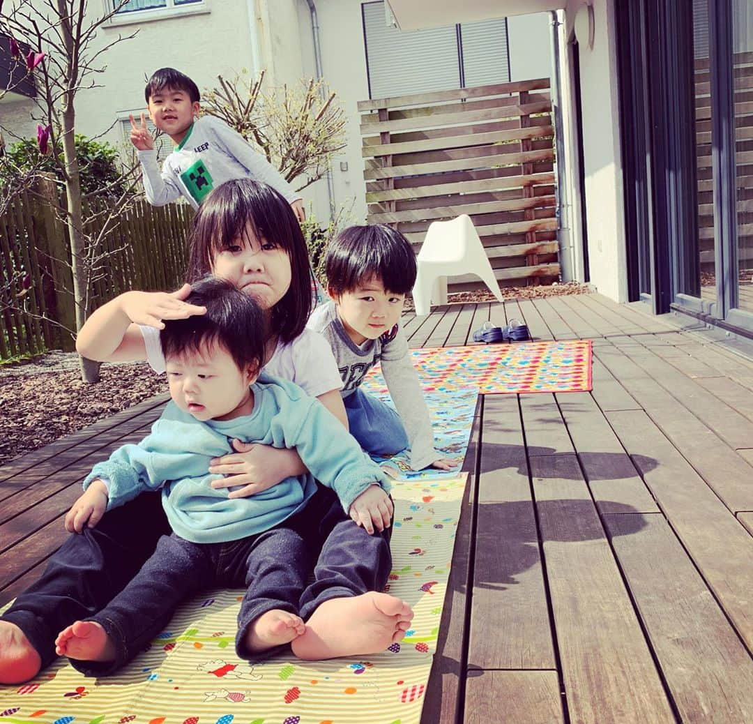 遠藤航さんのインスタグラム写真 - (遠藤航Instagram)「今日は #子供の日 ですね！ 遠藤家の子供達は海外での生活にも少しずつ慣れ、すくすく育っております。 1日中ケンカしてる日もあれば、メチャメチャ仲良く遊んでる日もあったりと様々ですが楽しい毎日です。 今は学校にも行けず子供達にとっては退屈な毎日かもしれませんが、飽きない毎日にするため父親としてどんなアプローチができるのか日々考えながら過ごしています。 まだまだ大変な時期が続きますが、家族との時間を大切に。  #こどものひ  #家族 #子ども  #こどものいる暮らし  #子ども写真  #海外生活  #ドイツ生活  #family  #kids  #germany🇩🇪」5月5日 21時31分 - endowataru