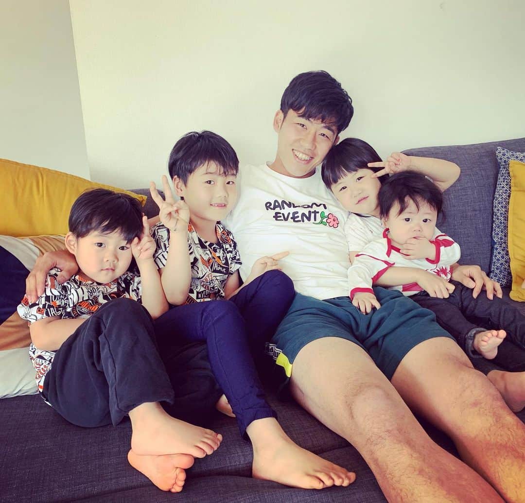 遠藤航のインスタグラム：「今日は #子供の日 ですね！ 遠藤家の子供達は海外での生活にも少しずつ慣れ、すくすく育っております。 1日中ケンカしてる日もあれば、メチャメチャ仲良く遊んでる日もあったりと様々ですが楽しい毎日です。 今は学校にも行けず子供達にとっては退屈な毎日かもしれませんが、飽きない毎日にするため父親としてどんなアプローチができるのか日々考えながら過ごしています。 まだまだ大変な時期が続きますが、家族との時間を大切に。  #こどものひ  #家族 #子ども  #こどものいる暮らし  #子ども写真  #海外生活  #ドイツ生活  #family  #kids  #germany🇩🇪」