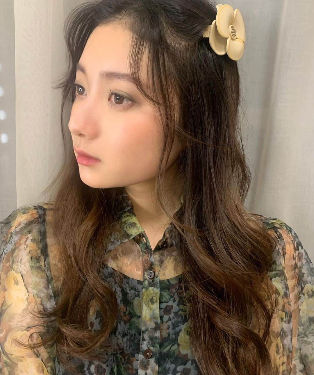 齊藤英里さんのインスタグラム写真 - (齊藤英里Instagram)「おうち時間、久しぶりにメイクアップしたよ🥰🦋✨✨ 姉にメイクしてもらったの♡ カーキ×ピンク！かわいい〜 このスタイルでちょろっとYouTubeも撮ったのでお楽しみにっ #stayhome」5月5日 21時42分 - erisaito.official