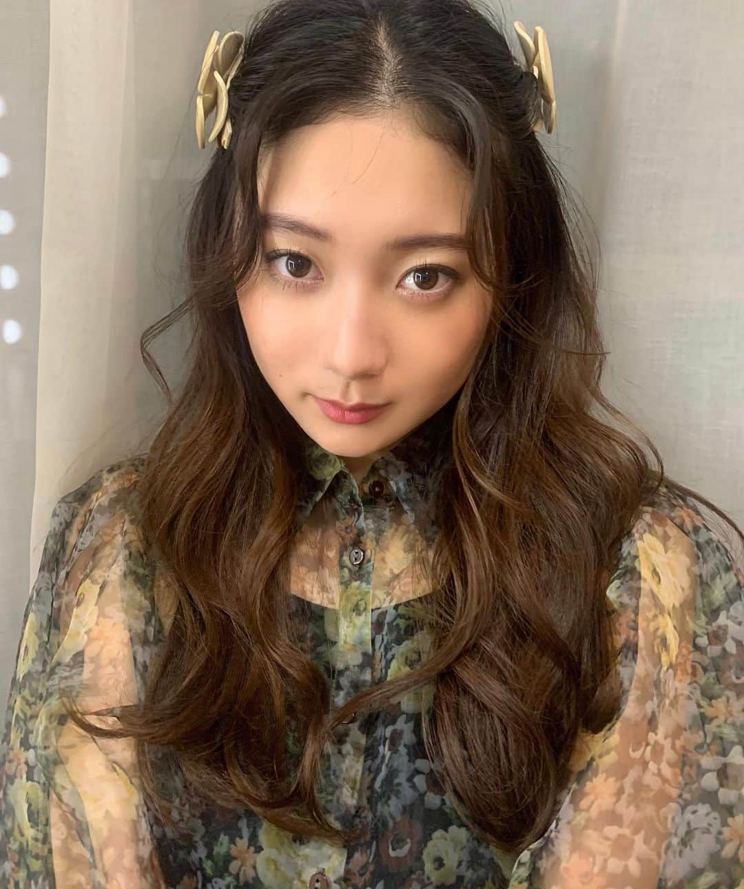 齊藤英里さんのインスタグラム写真 - (齊藤英里Instagram)「おうち時間、久しぶりにメイクアップしたよ🥰🦋✨✨ 姉にメイクしてもらったの♡ カーキ×ピンク！かわいい〜 このスタイルでちょろっとYouTubeも撮ったのでお楽しみにっ #stayhome」5月5日 21時42分 - erisaito.official