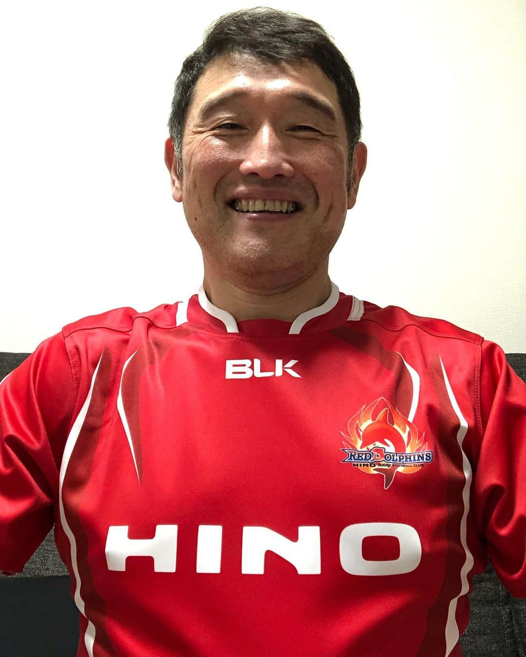 西尾季隆のインスタグラム：「やった！ラグビーチーム、日野レッドドルフィンズの BUZZさんこと浅原拓真選手から 誕生日プレゼントが届きました！ 2月の誕生日に 『今あるものを発注してるので待っててください』と言われ、  今日これが届きました。 背番号には240、つまり西尾！ で、X-GUNまで！ 本当にありがとうございます！ 次のシーズンはこれで日野の応援に行きます！ 楽しみ！」