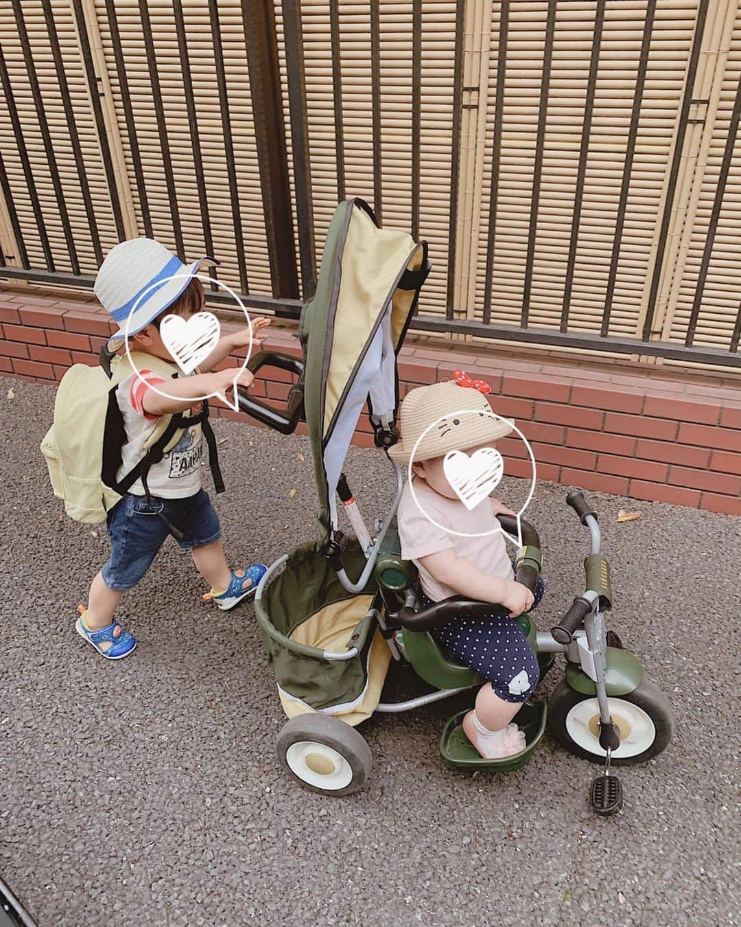 Remiさんのインスタグラム写真 - (RemiInstagram)「Happy children's day👦🏻﻿👶🏻 今日は子供の日。息子は3度目の節句。﻿ 鯉にかけてカープのユニフォームでパチリ🎏 ﻿ 初節句(3枚目@実家)と比べるとすっかり大きくになりました。﻿ おしゃべりも達者になり、我が家のムードメーカーとしていつも明るく照らしてくれます🌟﻿ ﻿ まだまだ甘えん坊の赤ちゃんだけど、最近では妹の手を引いて歩こうとしたり、おやつやお気に入りのおもちゃを譲ってあげたり、まだおしゃべりができない妹の代わりに「〜て言ってる！」と代弁してくれる姿に、兄としての成長と愛情を感じます👦🏻👶🏻✨﻿ ﻿ 子供たちと過ごす今は今後きっと忘れられない特別な時間になるはず。﻿ ゆるーく、楽しく、後悔しないように過ごしていきたいと思います😊﻿ ﻿ #こどもの日 #端午の節句 #🎏 #2y8m #1y2m」5月5日 21時53分 - remi_912