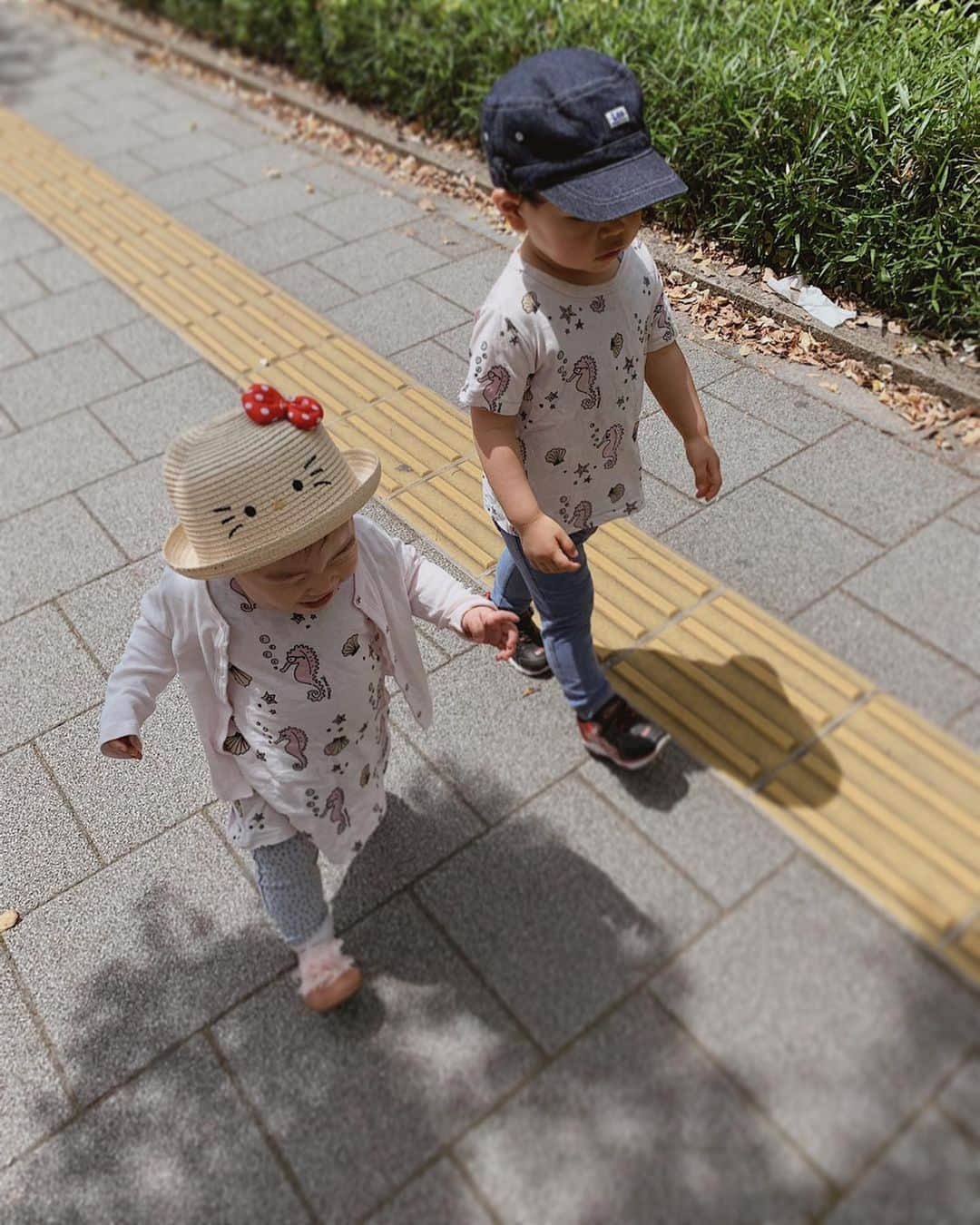 Remiさんのインスタグラム写真 - (RemiInstagram)「Happy children's day👦🏻﻿👶🏻 今日は子供の日。息子は3度目の節句。﻿ 鯉にかけてカープのユニフォームでパチリ🎏 ﻿ 初節句(3枚目@実家)と比べるとすっかり大きくになりました。﻿ おしゃべりも達者になり、我が家のムードメーカーとしていつも明るく照らしてくれます🌟﻿ ﻿ まだまだ甘えん坊の赤ちゃんだけど、最近では妹の手を引いて歩こうとしたり、おやつやお気に入りのおもちゃを譲ってあげたり、まだおしゃべりができない妹の代わりに「〜て言ってる！」と代弁してくれる姿に、兄としての成長と愛情を感じます👦🏻👶🏻✨﻿ ﻿ 子供たちと過ごす今は今後きっと忘れられない特別な時間になるはず。﻿ ゆるーく、楽しく、後悔しないように過ごしていきたいと思います😊﻿ ﻿ #こどもの日 #端午の節句 #🎏 #2y8m #1y2m」5月5日 21時53分 - remi_912