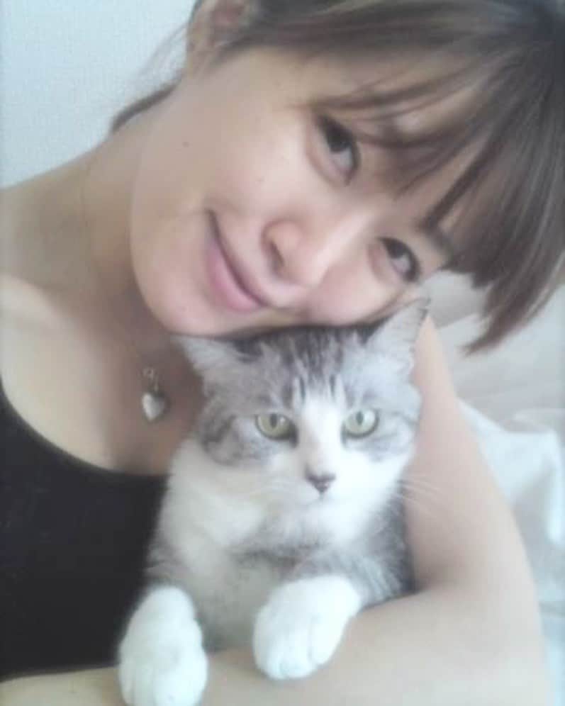 坂本美雨さんのインスタグラム写真 - (坂本美雨Instagram)「10年前の写真。 ふたりで歳を重ねたね。 #cat #サバ美」5月5日 21時56分 - miu_sakamoto