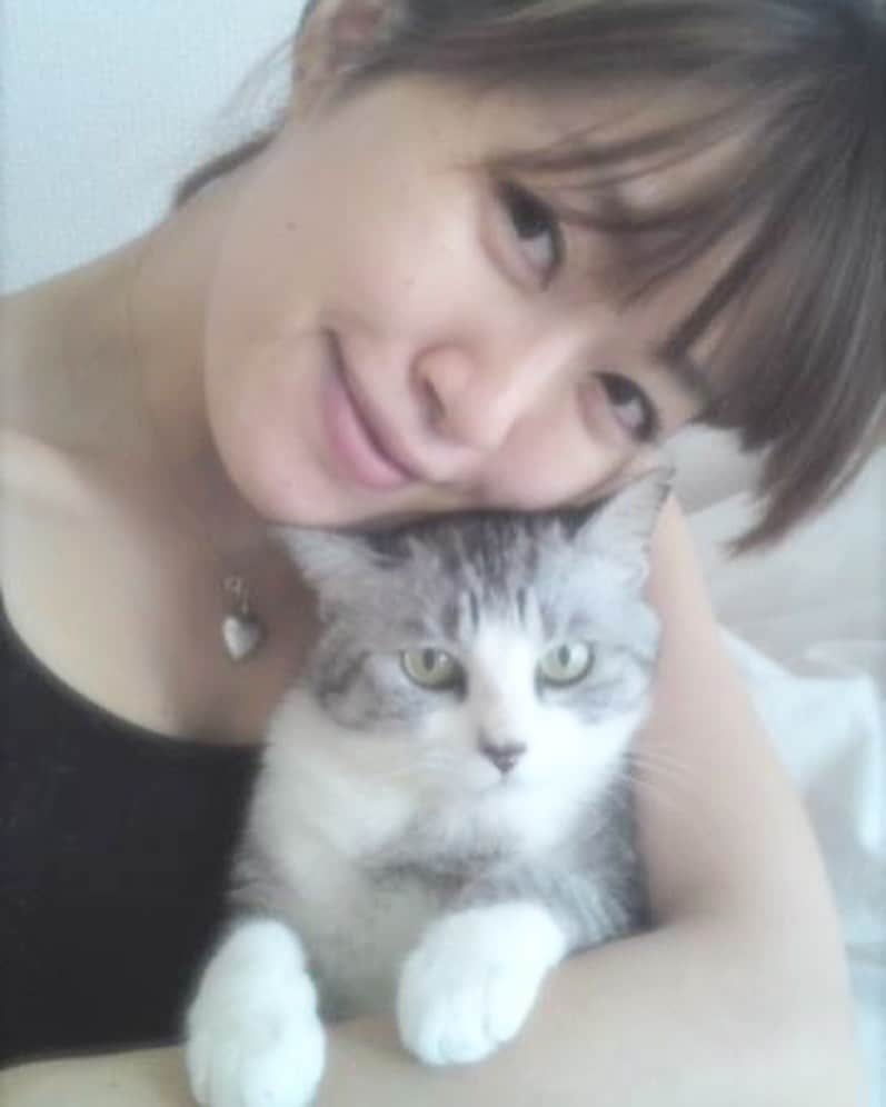 のインスタグラム：「10年前の写真。 ふたりで歳を重ねたね。 #cat #サバ美」