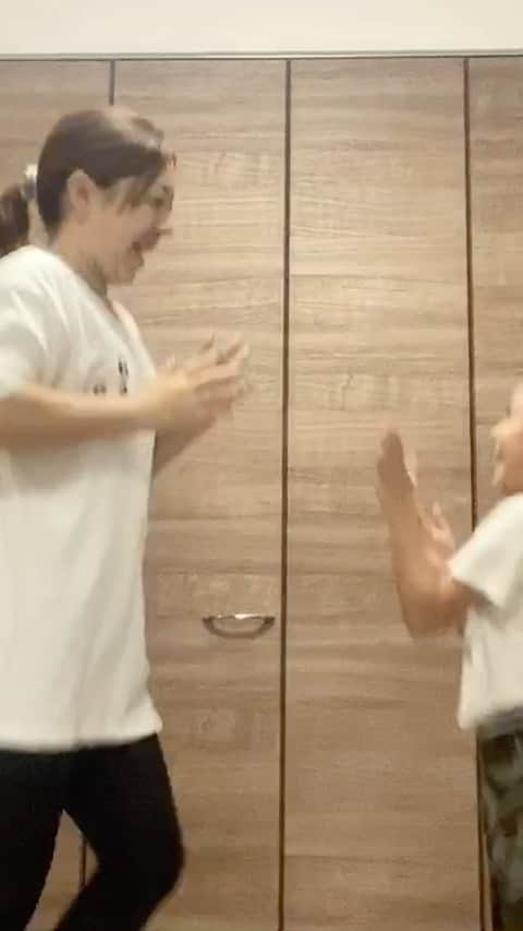 宮里美香のインスタグラム：「*** 初ダンスにチャレンジしてみました！！ . めっちゃ下手だけどお許しください。笑笑 .  こんなに汗をかくとは思ってもなかったです。笑 . でも、とっても楽しかったー！ . #dance #handclap  #handclapchallenge #enjoyed #withmyniece #stayhome  #groundnace  @ground_n_ace  #初ダンス #チャレンジしてみた  #楽しかった #大好きな姪っ子  #こんなに汗をかいたの久しぶりだぁ  #おうち時間  #グランダンエース」