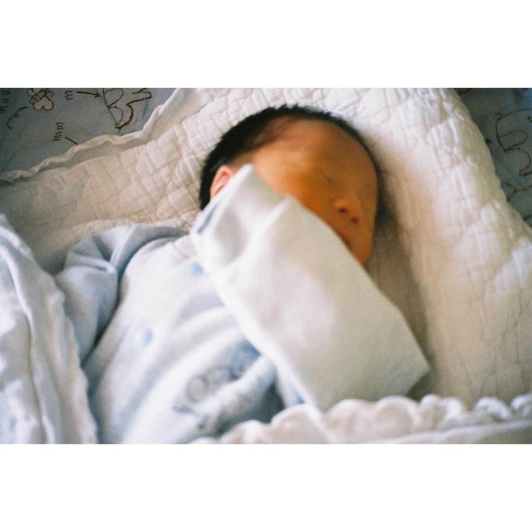 藤井武美のインスタグラム：「こどもの日👦 早く外を走り回れる日を願って、ね！  おめでとう！ #こどもの日」