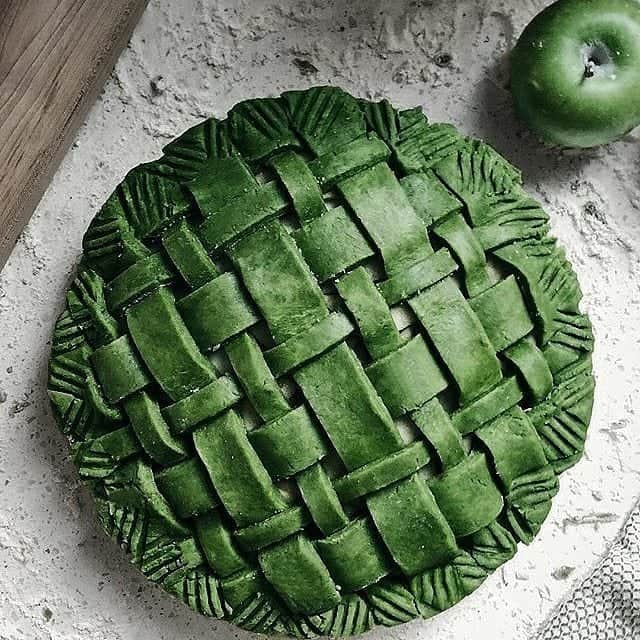 Matchæologist®さんのインスタグラム写真 - (Matchæologist®Instagram)「😋 Who else is drooling just by looking at this #Vegan #Matcha Pie!! 😱🌿 Thanks to 📷 @findfarah for sharing this beautiful #MatchaCreation with us! 😍 . Did you know that adding matcha 🍃to your favourite recipes not only makes them even more delicious, but also makes them healthier?! 🙊🍵 Check out our Midori™ Culinary Matcha — a perfect matcha grade for all your matcha dessert inspirations! . What's your most recent favourite #MatchaCreation? 🤗 Keep us posted by tagging @Matchaeologist 🙌 . 👉Click the link in our bio @Matchaeologist ⠀⠀⠀⠀⠀⠀⠀⠀⠀ . Matchæologist® #Matchaeologist Matchaeologist.com」5月5日 22時04分 - matchaeologist