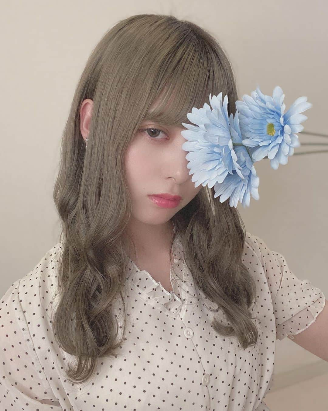 羽島めいさんのインスタグラム写真 - (羽島めいInstagram)「無題。  #自撮り #ガーベラ #花」5月5日 22時05分 - mei__kmyd