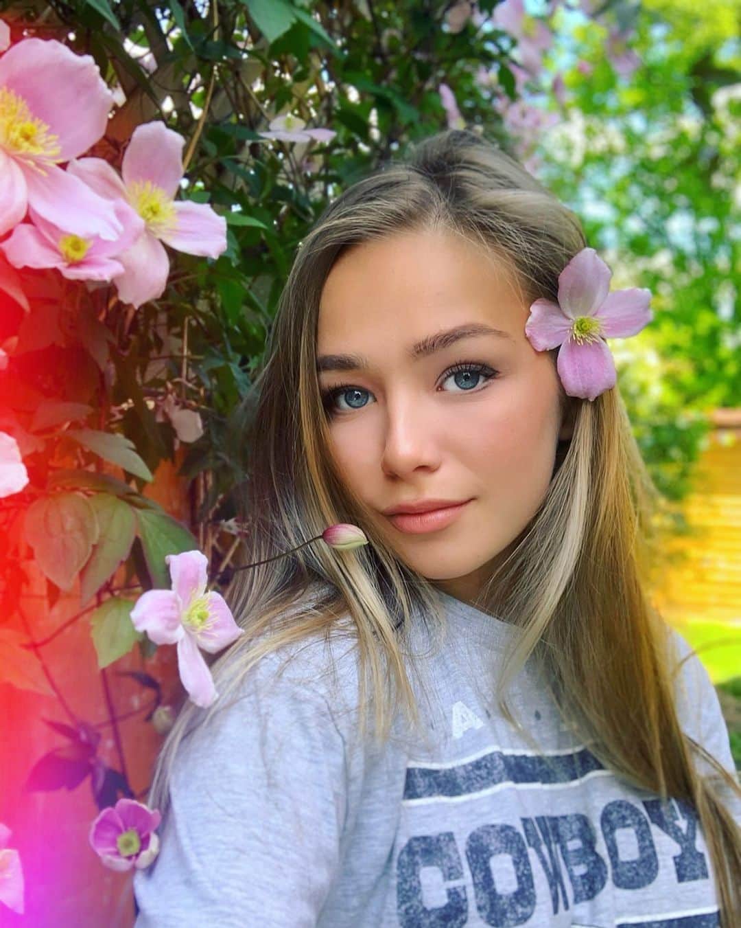 のインスタグラム：「Oh I wish I was a punk rocker with flowers in my hair🌸」